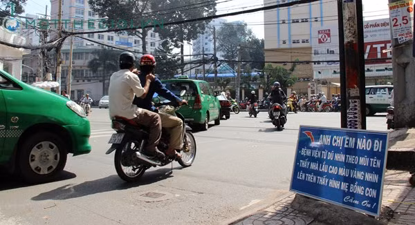 Để đỡ phải trả lời hỏi đường người dân đã lập ra tấm bảng chỉ dẫn cụ thể giúp người đi đường dễ đi hơn.
