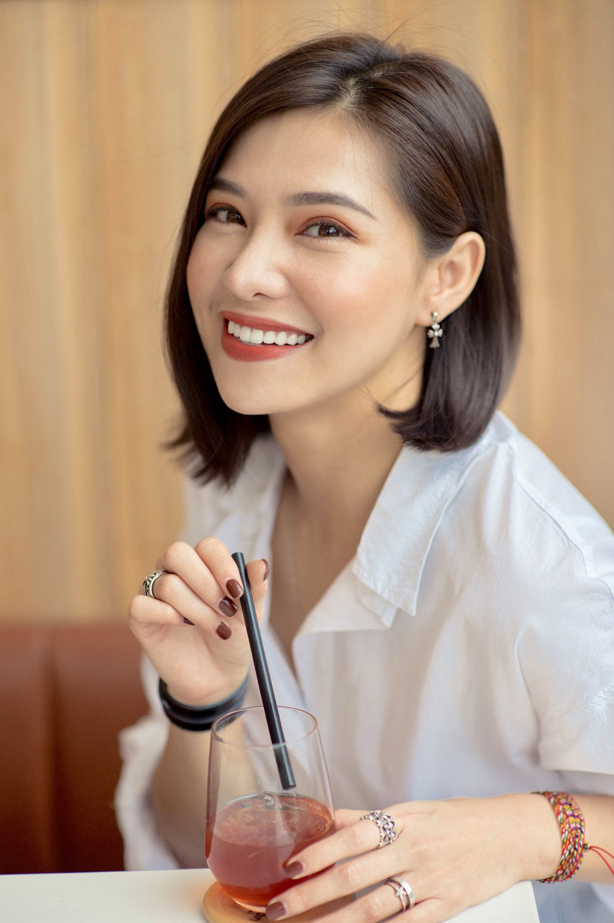 Quay trở lại với vấn đề "đập đi xây lại" của hot girl 9X -Lưu Đê Ly, cô nàng đã thực hiện 6 ca phẫu thuật gồm: hạ gò má, nâng mũi, trượt cằm, căng chỉ, cấy mỡ tự thân.