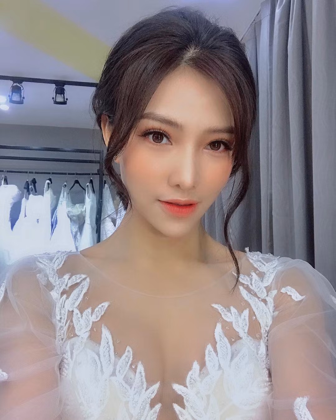 Tuy nhiên, với việc dám thành thật với nhan sắc hiện có, Lưu Đê Ly nhận được nhiều lời khen từ CĐM.