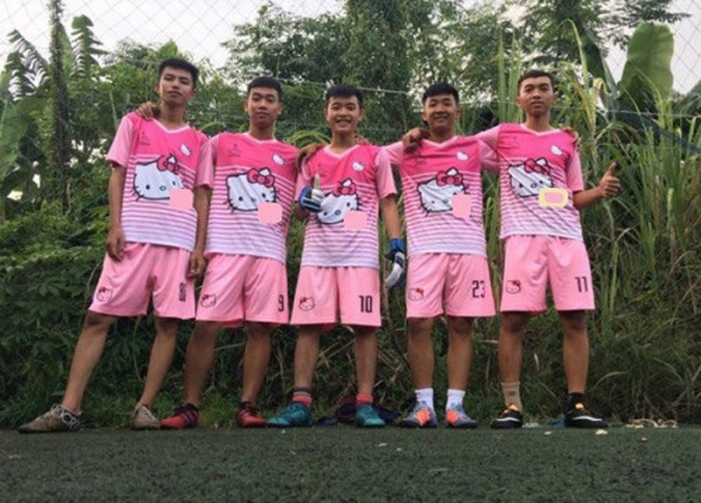 Thậm chí nhiều anh em còn sẵn sàng ra sân bóng với trang phục hồng của Hello Kitty đáng yêu.