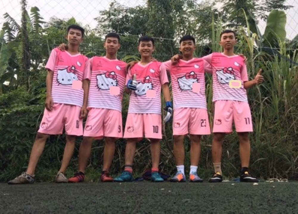 Thậm chí nhiều anh em còn sẵn sàng ra sân bóng với trang phục hồng của Hello Kitty đáng yêu.
