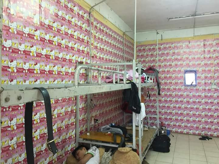 Những bức ảnh tân trang phòng kí túc xá này của các chàng trai sinh viên nhanh chóng nhận được sự đón nhận nhiệt tình của dân mạng và không ít những bình luận được các thành viên gửi đi.