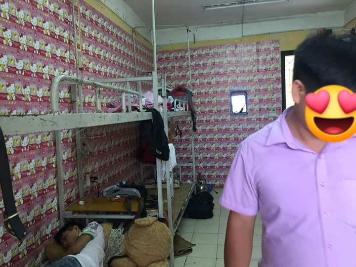 Theo chia sẻ của bạn Trà My, chủ nhân những bức hình siêu cute này đã chạy khắp cả Hà Nội để tìm mua bằng được hình Hello Kitty đủ để dán phòng.