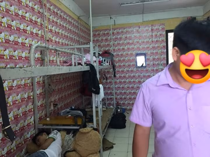 Theo chia sẻ của bạn Trà My, chủ nhân những bức hình siêu cute này đã chạy khắp cả Hà Nội để tìm mua bằng được hình Hello Kitty đủ để dán phòng.