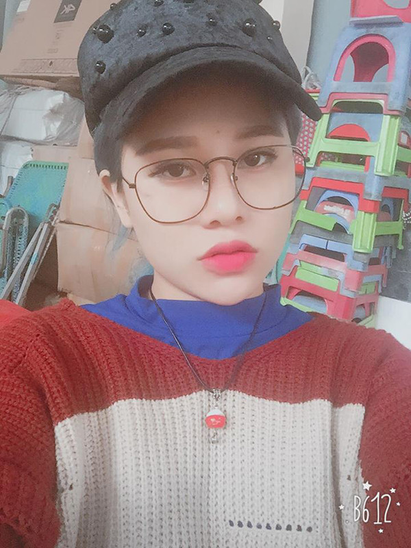 Giải thích về cái tên cục nam tính của mình, cô gái 9X xinh đẹp chia sẻ: "Mình sinh trong dòng họ Văn Công, các anh trai và chị gái đều lấy họ và tên đệm này. Mình là con út, ông ngoại đặt vần H cho trùng với 2 chị sinh trước mình. Lúc ông đặt tên thì không có ai ý kiến cả. Và cái tên Văn Công Hiệp theo mình từ đó đến giờ".