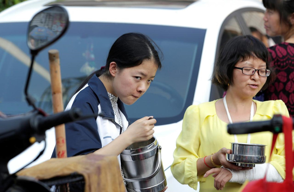 Cuộc sống của các học sinh tại Mao Thản Xưởng chỉ gói gọn trong 3 chữ: Ăn, học, ngủ.