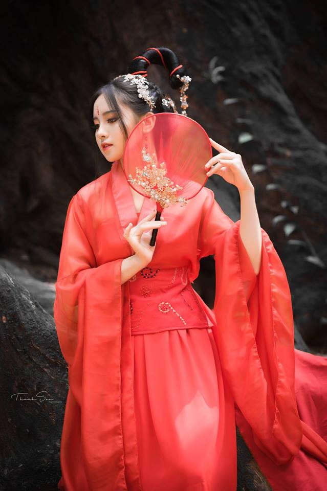 Nữ sinh Yên Bái này cũng nhận được không ít lời tán thưởng khi làm mẫu cho bộ ảnh cổ trang của nhiếp ảnh gia Thanh Sơn.