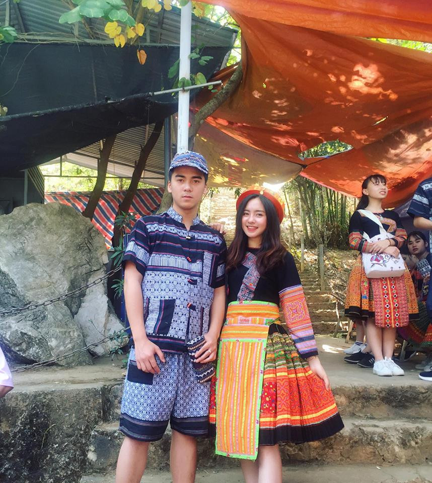 Thu Trang tranh thủ chụp ảnh với nhóm bạn đi cùng trong dịp tới một khu nghỉ dưỡng theo dạng dân tộc tại Mai Châu.