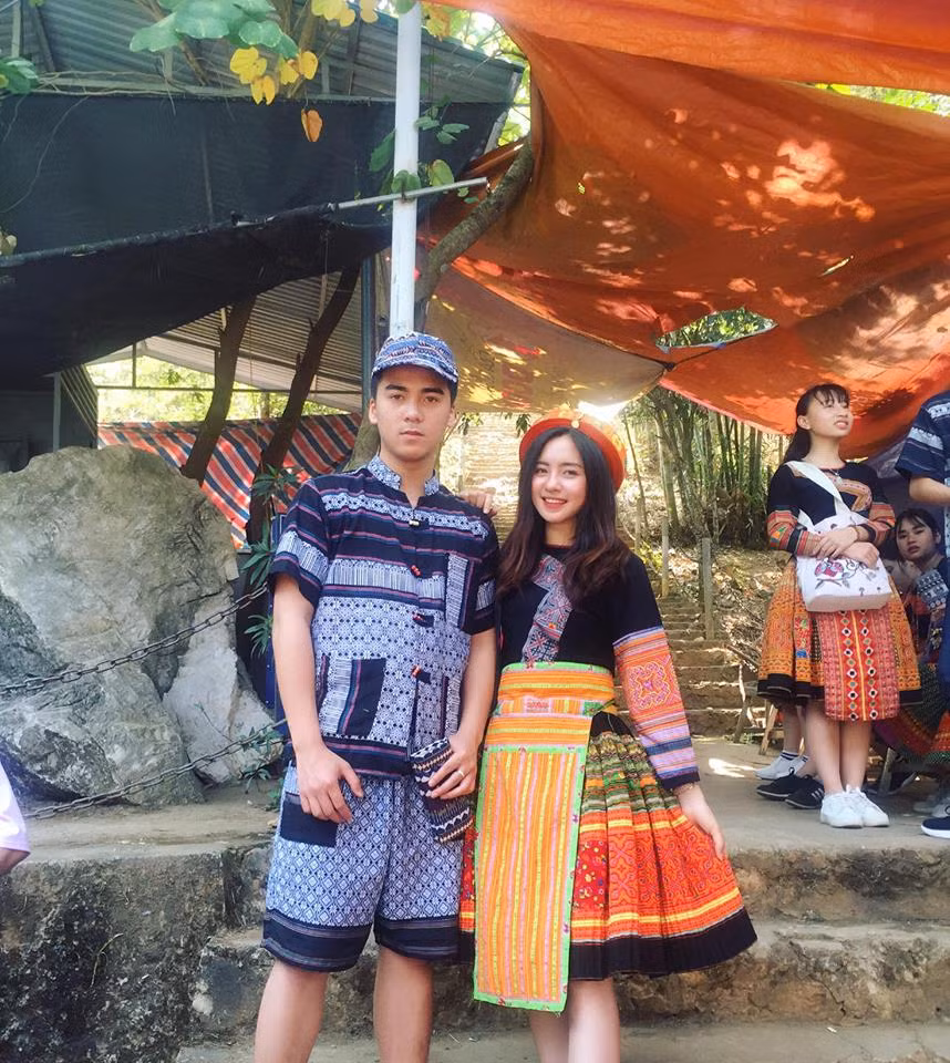 Thu Trang tranh thủ chụp ảnh với nhóm bạn đi cùng trong dịp tới một khu nghỉ dưỡng theo dạng dân tộc tại Mai Châu.
