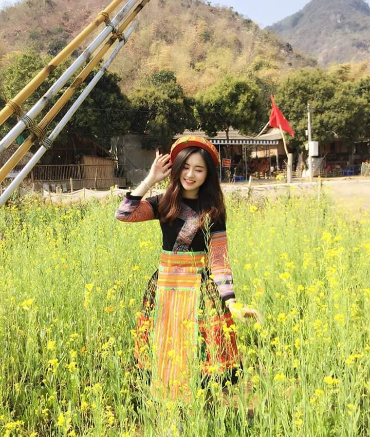 Mặc trang phục đứng giữa đồng cải vàng cực đẹp, Thu Trang nhận được không ít lời khen từ CĐM. Nhiều người cho rằng, với nhan sắc của Trang thì dù mặc gì cô bạn này cũng đều rạng rỡ.