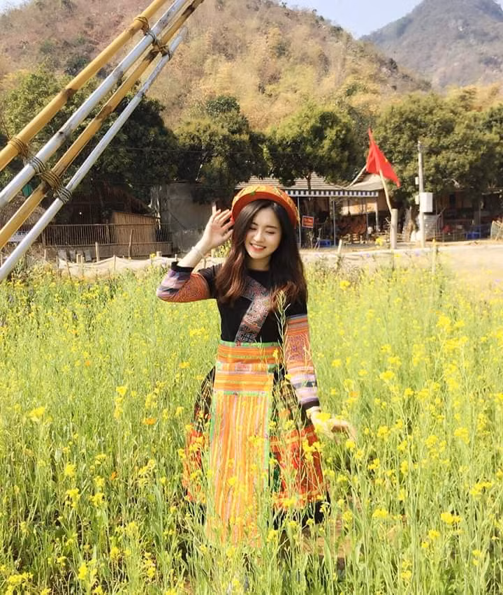 Mặc trang phục đứng giữa đồng cải vàng cực đẹp, Thu Trang nhận được không ít lời khen từ CĐM. Nhiều người cho rằng, với nhan sắc của Trang thì dù mặc gì cô bạn này cũng đều rạng rỡ.