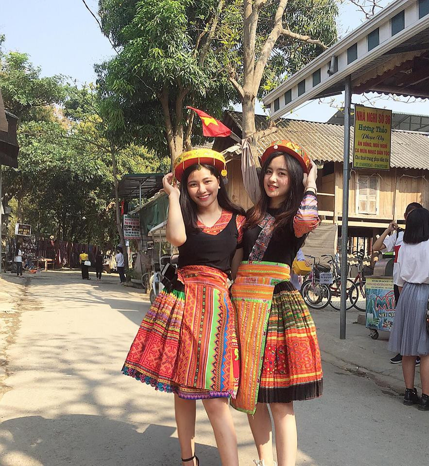 Thu Trang cao 1m65. Cô cũng đã từng tham gia một số sân chơi của giới trẻ và lọt vào top100 Miss Teen 2017. Trang làm công việc người mẫu ảnh.