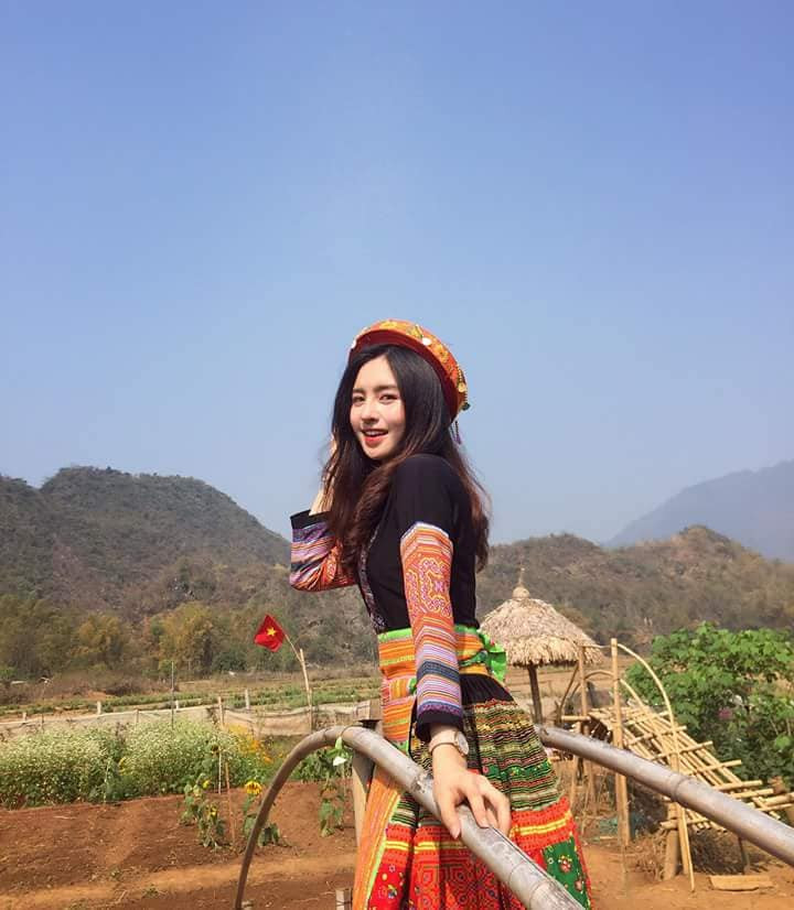 Ngay sau khi được dân mạng chú ý tới, Thu Trang bắt đầu cho ra mắt rất nhiều những bức ảnh có chất lượng khá cao. Những bức ảnh với phong thái thời trang hiện đại hay mới nhất là bộ ảnh trong trang phục dân tộc của hot girl 9X Yên Bái này này nhận được sự tán thưởng của CĐM.