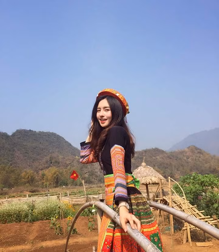 Ngay sau khi được dân mạng chú ý tới, Thu Trang bắt đầu cho ra mắt rất nhiều những bức ảnh có chất lượng khá cao. Những bức ảnh với phong thái thời trang hiện đại hay mới nhất là bộ ảnh trong trang phục dân tộc của hot girl 9X Yên Bái này này nhận được sự tán thưởng của CĐM.