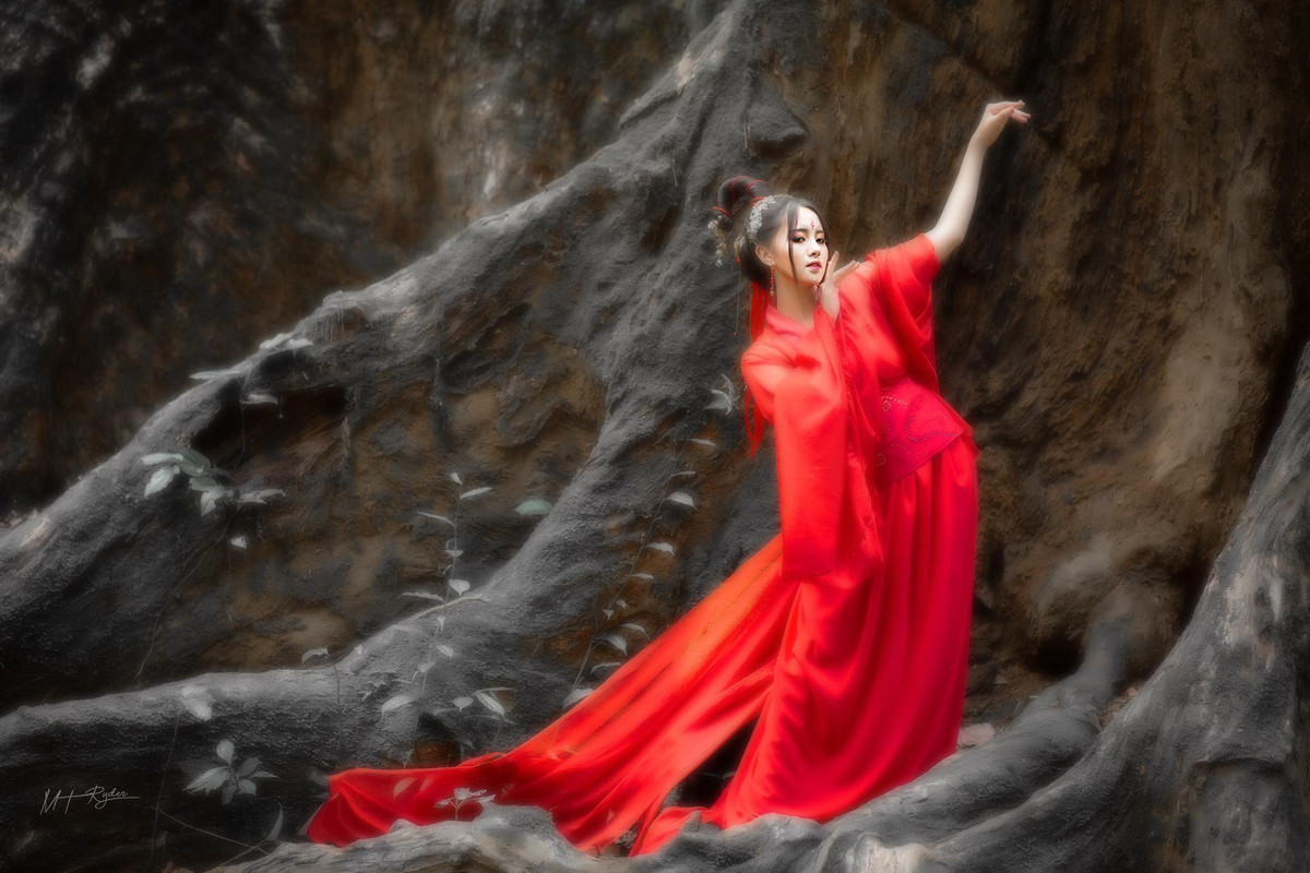 Thu Trang cũng từng thử sức với những bức ảnh theo dạng cổ trang.