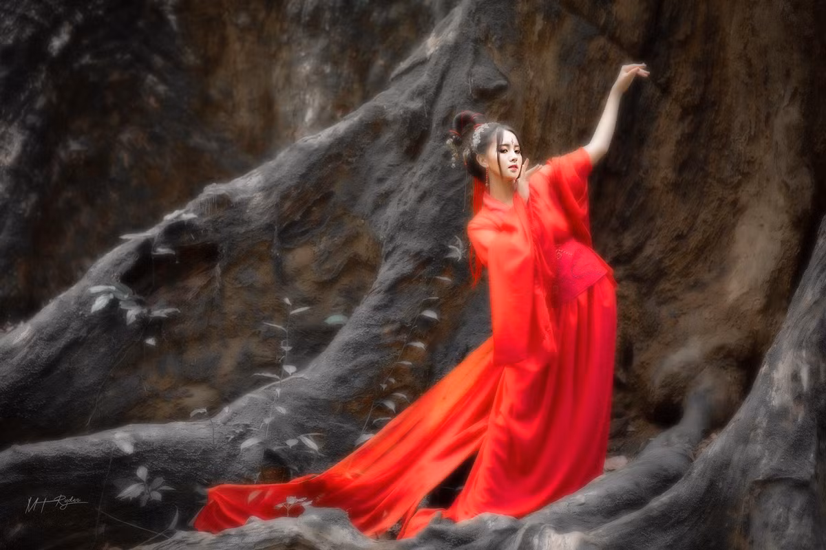 Thu Trang cũng từng thử sức với những bức ảnh theo dạng cổ trang.