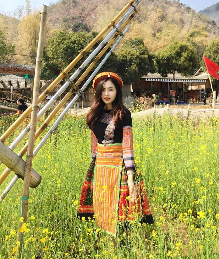 Đây không phải là lần đầu Thu Trang thử sức với trang phục dân tộc, nếu theo dõi trang cá nhân của nữ sinh Yên Bái này, nhiều còn nhớ, cô bạn đã có lần mặc trang phục của người H'mông và người Thái.