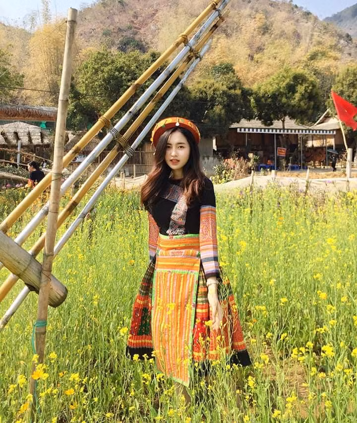 Đây không phải là lần đầu Thu Trang thử sức với trang phục dân tộc, nếu theo dõi trang cá nhân của nữ sinh Yên Bái này, nhiều còn nhớ, cô bạn đã có lần mặc trang phục của người H'mông và người Thái.