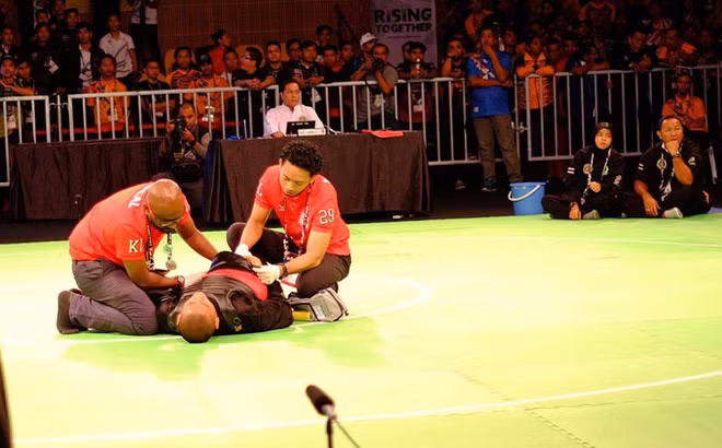 Ở chung kết hạng 60-65kg Pencak Silat nam, Razak Bin Ghazali đối đầu với võ sĩ Thái Lan Pornteb Poolkaew. VĐV chủ nhà bị đối thủ đến từ Thái Lan ra đòn và nằm ngất dưới sân nhưng đến lúc trao giải, võ sĩ Malaysia vẫn nhận HCV. Còn Thái Lan bị truất ngôi do làm chấn thương đối thủ. Ảnh: Siam Sport