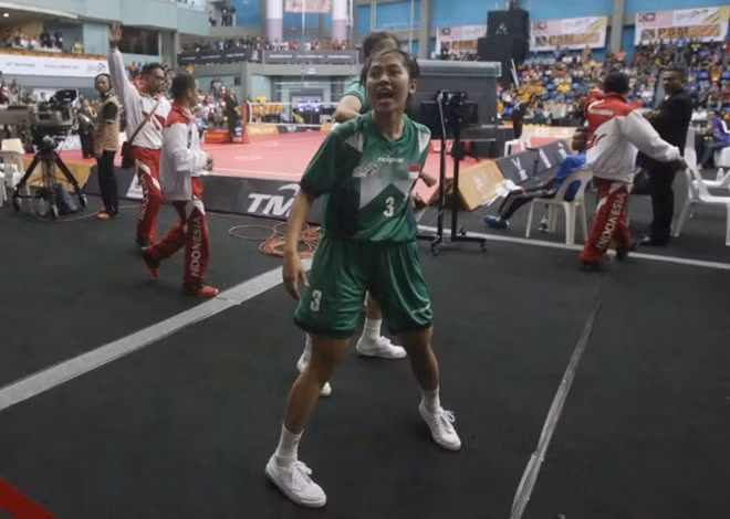 Việc xử ép ở SEA Games 29 với các đoàn nước khác trở thành thông lệ ngoài đoàn Việt Nam, thì cầu mây Indonesia cũng rơi vào hoàn cảnh tương tự khi họ bị trọng tài "chơi khó" và cách họ phản ứng đó là bỏ trận đấu. Ảnh: Straits Times