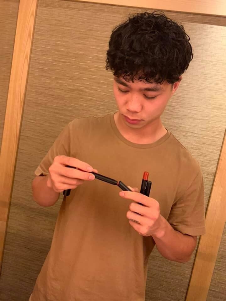 Công Phượng loay hoay thử những thỏi son được cho là sản phẩm đến từ đồng đội Hồng Duy tặng.