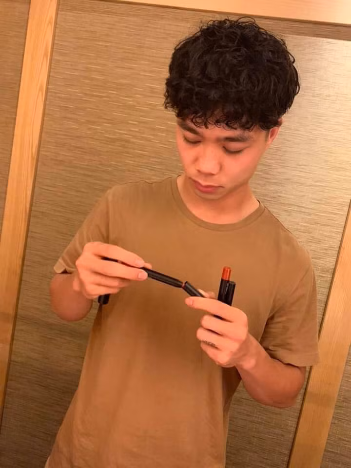 Công Phượng loay hoay thử những thỏi son được cho là sản phẩm đến từ đồng đội Hồng Duy tặng.