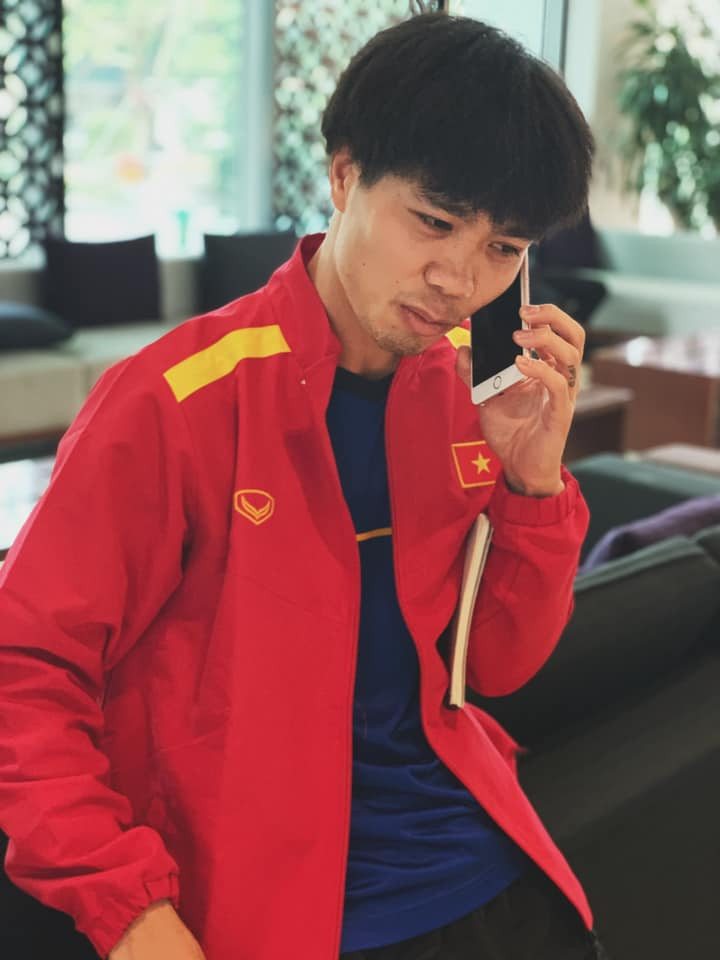 Từ trước tới nay, Công Phượng luôn được coi là cầu thủ điệu đà nhất đội, thường xuyên thay đổi kiểu tóc. Từ tóc dài đến ngắn, thẳng đến xoăn, anh đều đã thử qua. Cứ khi chàng tiền đạo số 10 này lên tuyển là sẽ để một kiểu đầu khác nhau.