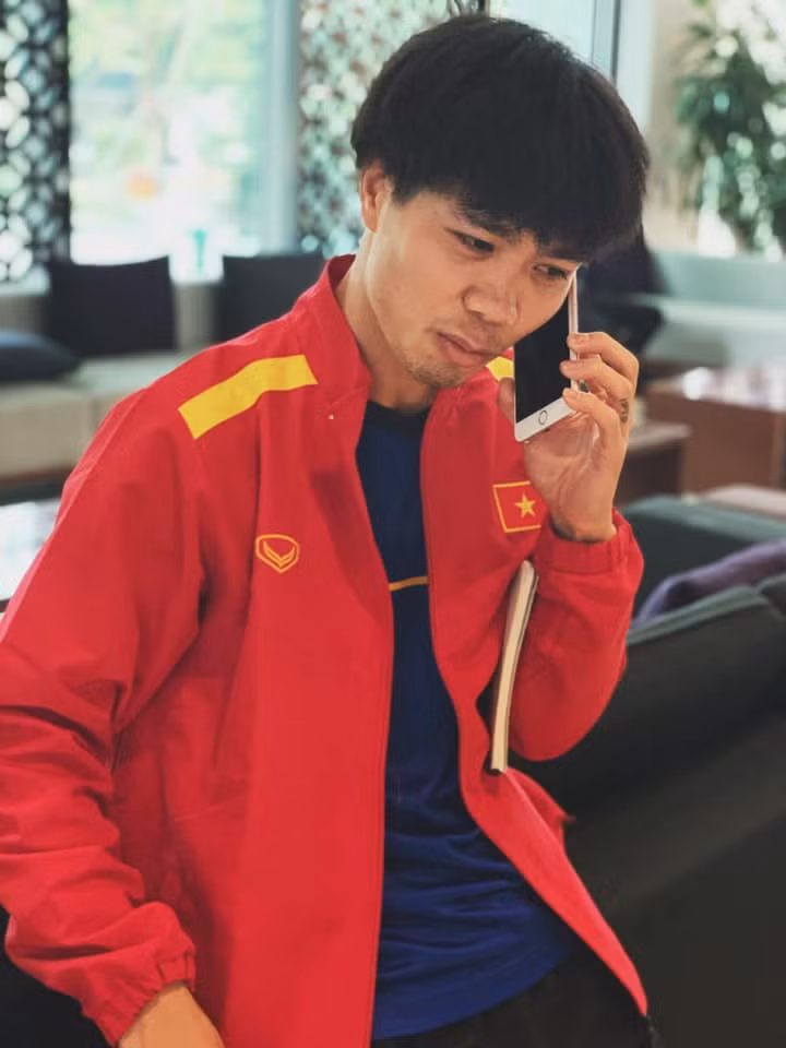 Từ trước tới nay, Công Phượng luôn được coi là cầu thủ điệu đà nhất đội, thường xuyên thay đổi kiểu tóc. Từ tóc dài đến ngắn, thẳng đến xoăn, anh đều đã thử qua. Cứ khi chàng tiền đạo số 10 này lên tuyển là sẽ để một kiểu đầu khác nhau.