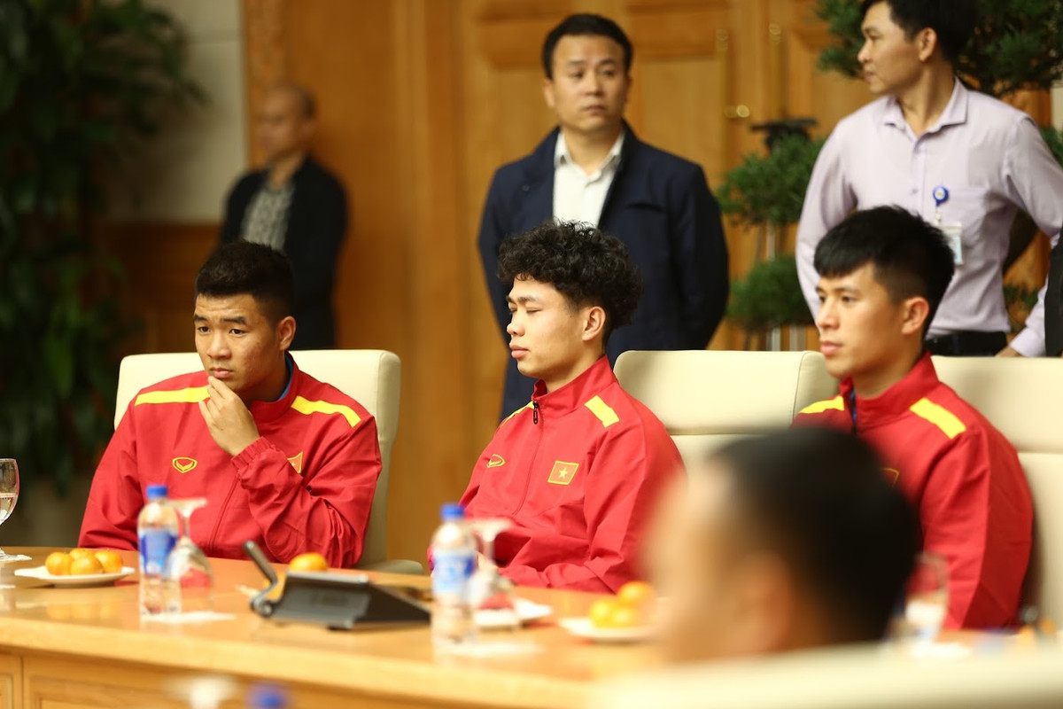 Công Phượng xuất hiện với mái đầu "xù mì" của mình tại Văn phòng Thủ tướng trong buổi diện kiến và trao tặng phần thưởng của Chính phủ.