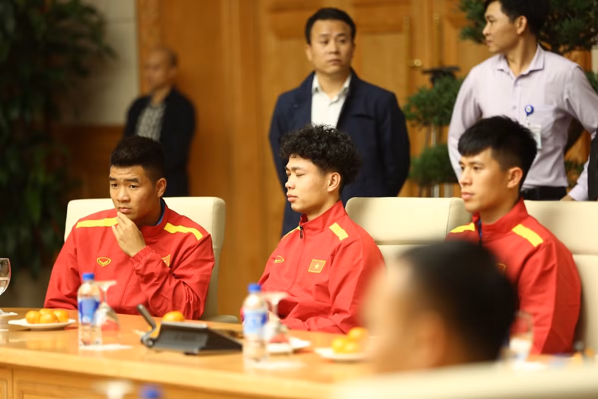 Công Phượng xuất hiện với mái đầu "xù mì" của mình tại Văn phòng Thủ tướng trong buổi diện kiến và trao tặng phần thưởng của Chính phủ.