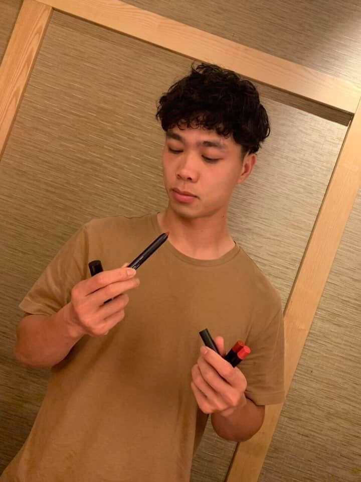 Trước đó, mái tóc xù xì của Công Phượng đã được để ý khi cầu thủ này để lộ hình ảnh trên tay cầm những cây son tại khách sạn nơi đội tuyển Việt Nam đóng quân chuẩn bị cho Asian 2019.
