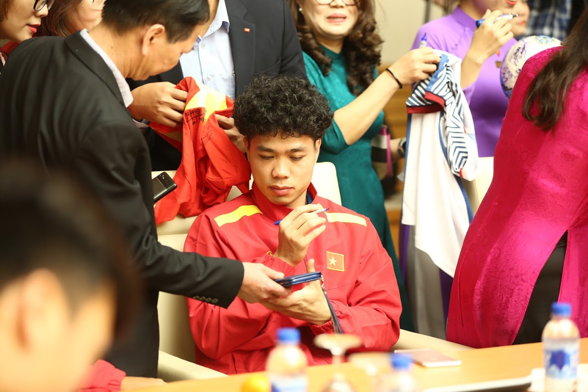 Mới đây, sau thành công với chức vô địch AFF Cup 2018 cùng đội tuyển Việt Nam, tiền đạo Công Phượng đã "trình làng" kiểu đầu xù mới toanh của mình.