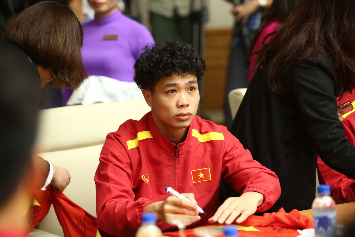 Kiểu tóc xù của Công Phượng khiến các fan hâm mộ anh liên tượng đến những "bà thím" từng xuất hiện trong các bộ phim truyền hình Hàn Quốc và gần như ngay lập tức, dân mạng đã đặt tên cho kiểu đầu của tiền đạo đội tuyển Việt Nam này là "bà thím quốc dân".