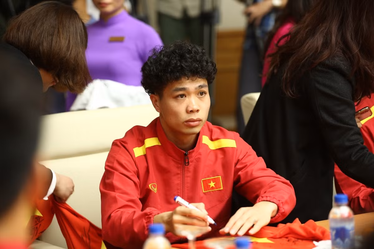 Kiểu tóc xù của Công Phượng khiến các fan hâm mộ anh liên tượng đến những "bà thím" từng xuất hiện trong các bộ phim truyền hình Hàn Quốc và gần như ngay lập tức, dân mạng đã đặt tên cho kiểu đầu của tiền đạo đội tuyển Việt Nam này là "bà thím quốc dân".