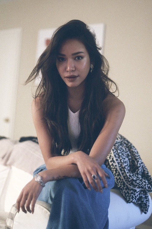 Là con gái của Hoàng thân giàu có bậc nhất Brunei nên cuộc sống của Karraminah Clarisse vô cùng xa hoa, sang chảnh. Hiện tại, người đẹp đang sở hữu một căn biệt thự xa xỉ ở Manila cùng nhiều siêu xe đắt tiền.