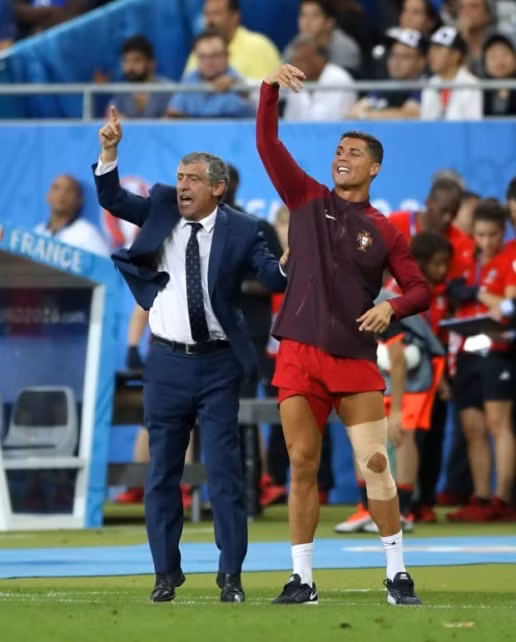 Thế nhưng, sau khi được băng bó chấn thương, Cris Ronaldo không ngồi yên trên ghế mà đã ra đường piste cùng HLV Fernando Santos đốc thúc các đồng đội tiến lên trong những phút còn lại của trận đấu.