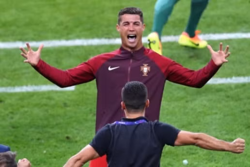 Sau bàn thắng của của Eder, CR7 đã vỡ òa trong niềm vui và ăn mừng bàn thắng với BHL của Bồ Đào Nha. Cris Ronaldo ăn mừng như thể chính anh là người trong sân ghi bàn.