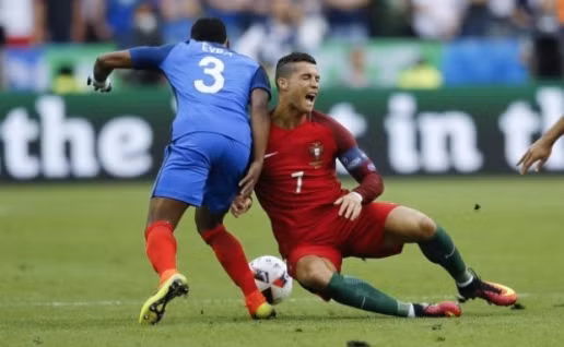 Mỗi bước chạy trên sân của ngôi sao thuộc biên chế của CLB Hoàng gia Tây Ban Nha - Real Madrid này trên sân đều mang đến cho NHM những cảm xúc riêng. Không chỉ vậy trong trận chung kết Euro, người ta còn chú ý nhiều hơn đến những biểu cảm, cảm xúc trên khuôn mặt của CR7.