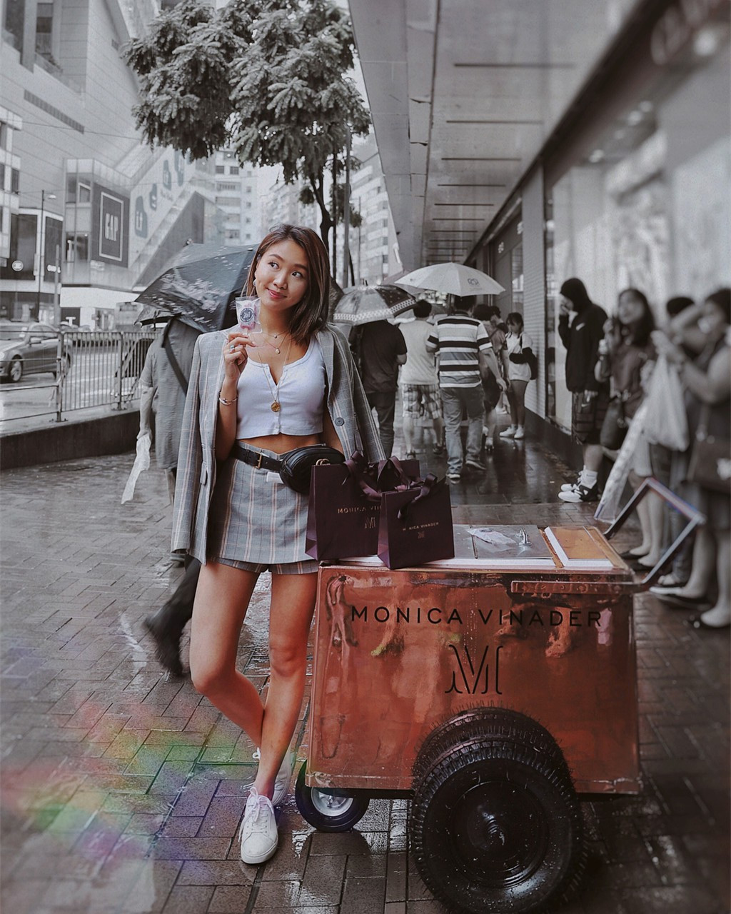 Jenny Lam (24 tuổi, nickname Pumpkin Jenn) là beauty blogger nổi tiếng Hong Kong, Trung Quốc. Hiện cô sở hữu tài khoản Instagram với hơn 200.000 lượt theo dõi và kênh YouTube có 197.000 người đăng ký.