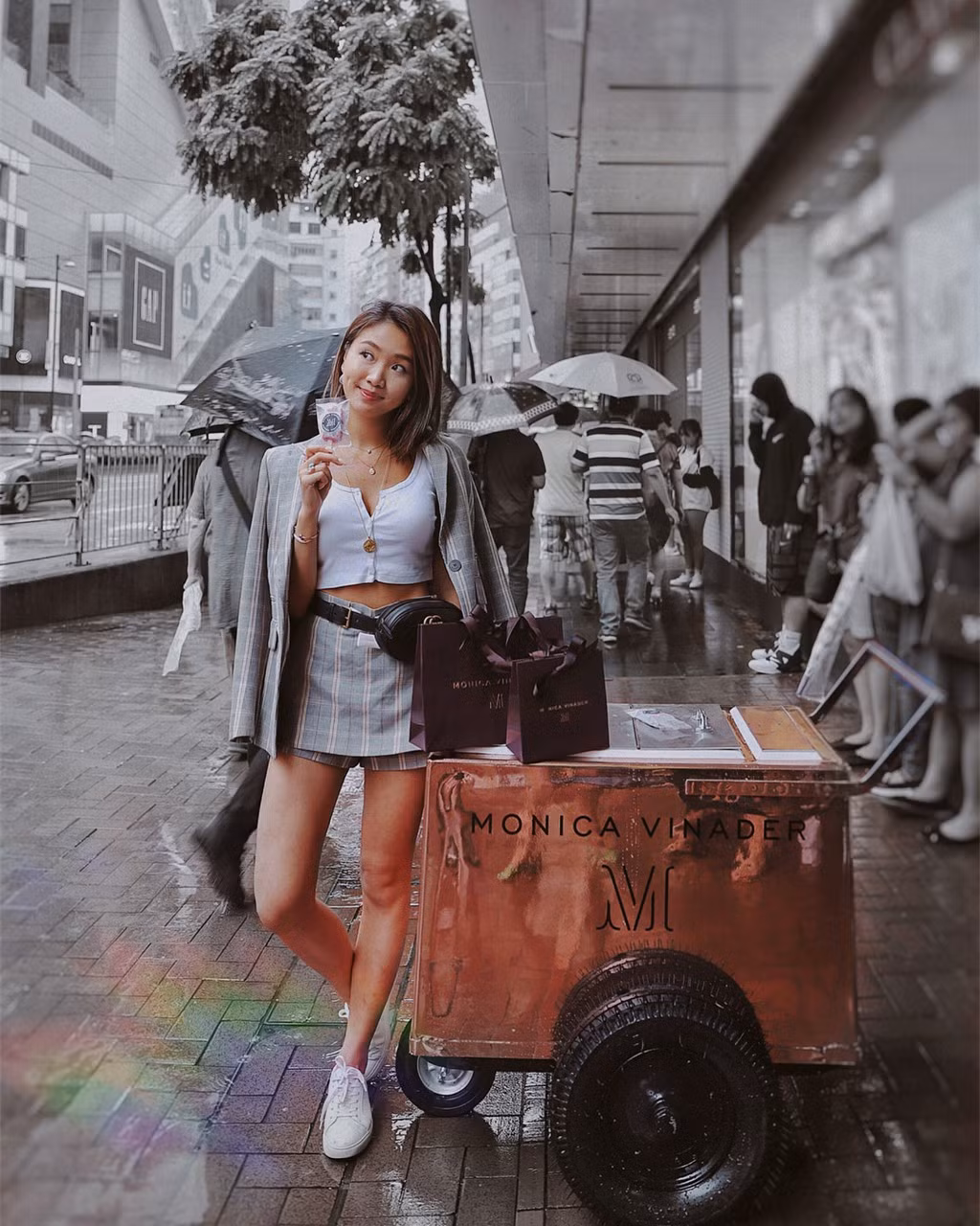 Jenny Lam (24 tuổi, nickname Pumpkin Jenn) là beauty blogger nổi tiếng Hong Kong, Trung Quốc. Hiện cô sở hữu tài khoản Instagram với hơn 200.000 lượt theo dõi và kênh YouTube có 197.000 người đăng ký.