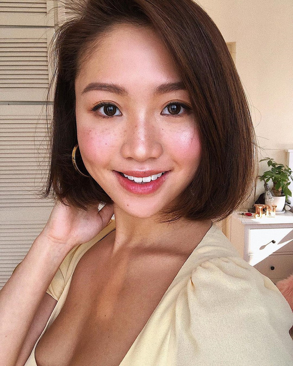 Thường xuyên thực hiện các video chia sẻ bí quyết làm đẹp hữu ích, blogger 9X nhận được hàng chục nghìn lượt yêu thích từ mọi người. Phong cách có phần sang chảnh của cô khiến nhiều người phải ghen tỵ.