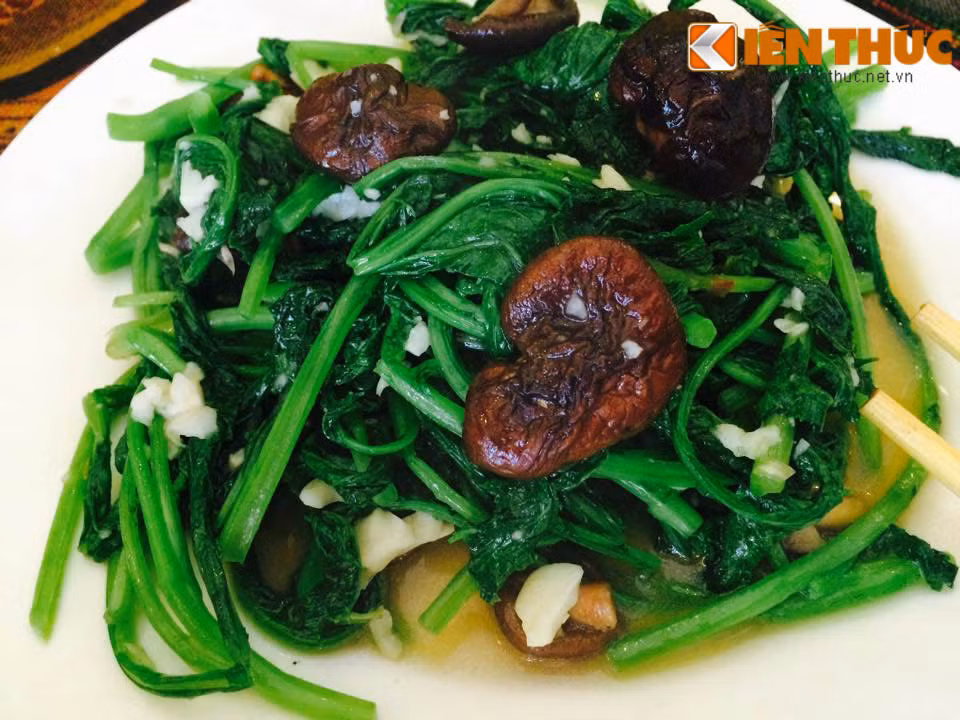 Do có khí hậu mát mẻ nên việc trồng rau tại Sapa khá thích hợp. Nhưng khi du lịch Sapa, ai cũng nhắc đến rau cải mèo. Một loại rau khiến người ăn cảm thấy được vị nhặng đắng cũng nhưng nhai kĩ một chút sẽ có vị ngọt trong cổ họng. Rau cải mèo xào với nấm là món đặc sản tuyệt vời tại Sapa.