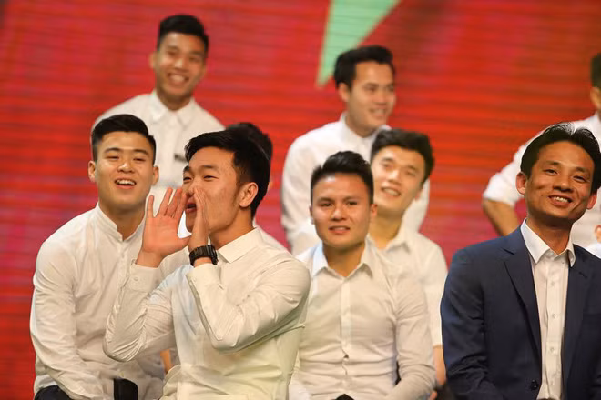 Cũng trong buổi giao lưu với kênh truyền hình giới trẻ VTV6, các cầu thủ U23 Việt Nam được sống đúng với lứa tuổi của mình khi xung quanh họ là những NHM rất trẻ và năng động.