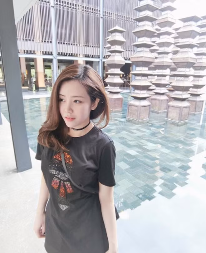 Theo nhiều người nhận xét, từ Thoại Liên toát ra thần thái nhẹ nhàng, nữ tính và cũng không kém phần sang chảnh.