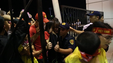 Bảo vệ Mỹ Đình xả cửa để các CĐV vào xem bóng đá khi không có vé.