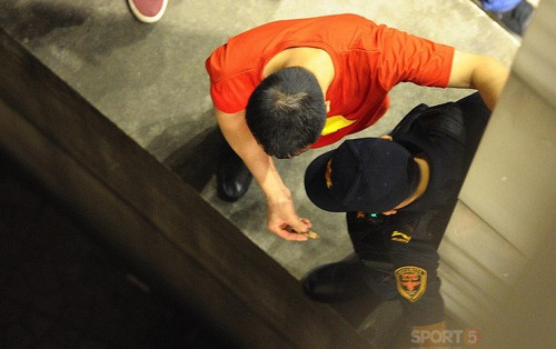 Câu chuyện về việc xem AFF Suzuki Cup 2018 theo hình thức chui được thực hiện do một phóng viên hóa thân và sau khi bày tỏ quan điểm rằng không mua được vé nhưng vẫn muốn được vào xem và đã được các "cò" dẫn đường để lọt vào khu vực khán đài B của SVĐ Mỹ Đình.