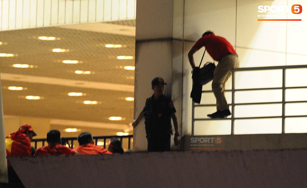 Những ngày qua, bên cạnh câu chuyện về phe vé của trận đấu giữa đội tuyển Việt Nam và Malaysia tại vòng bảng AFF Cup 2018, thì người ta còn rất chú ý tới câu chuyện được đăng tải trên trang Tri Thức Trẻ về cuộc hành trình xem bóng đá ở sân Mỹ Đình bằng "đường tiểu ngạch"