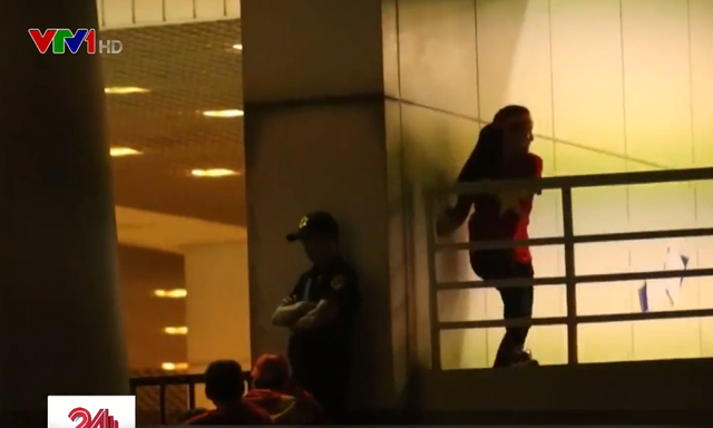 Cụ thể nickname Hà Huy bày tỏ: "Ôi giời không mua được vé thì ra quán cafe, ở nhà xem tivi chứ việc gì phải đi chui đi lủi như này vừa nhục mình vừa làm giàu cho bọn bất chính. Biết là tinh thần dân tộc thật nhưng hãy nên chọn hình thức khác để tận hưởng. Như mình, mua két bia về, gọi bạn bè tới nhà vừa xem, vừa nhậu quá vui luôn. Thắng thì ra đường ăn mừng có chút không khí. Thế là xong".