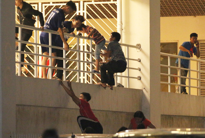 Ngay sau khi câu chuyện xem bóng đá chui tại Mỹ Đình được đăng tải đã ngay lập tức nhận được sự quan tâm của CĐM, đa phần các dân mạng đều cho rằng tình yêu bóng đá là tốt nhưng đi theo con đường tiểu ngạch này thì không nên và đặc biệt còn lên án nặng nề cách tiếp tay của đơn vị bảo vệ quản lý sân.