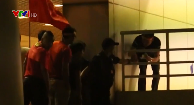 Còn nickname Huy Phát cho biết: "Chỉ đi làm giàu cho mấy ông cò vé với bảo vệ thôi. Bây giờ nói dại mồm đang trèo cái trượt tay ngã xuống thì ai chịu trách nhiệm. Gọi cò hay bảo vệ sân ra đưa đi bệnh viện à, ai chi trả cho cái tai nạn này. Các bác hâm mộ chẳng đúng đường làm thất thoát tiền tổ chức của BTC".